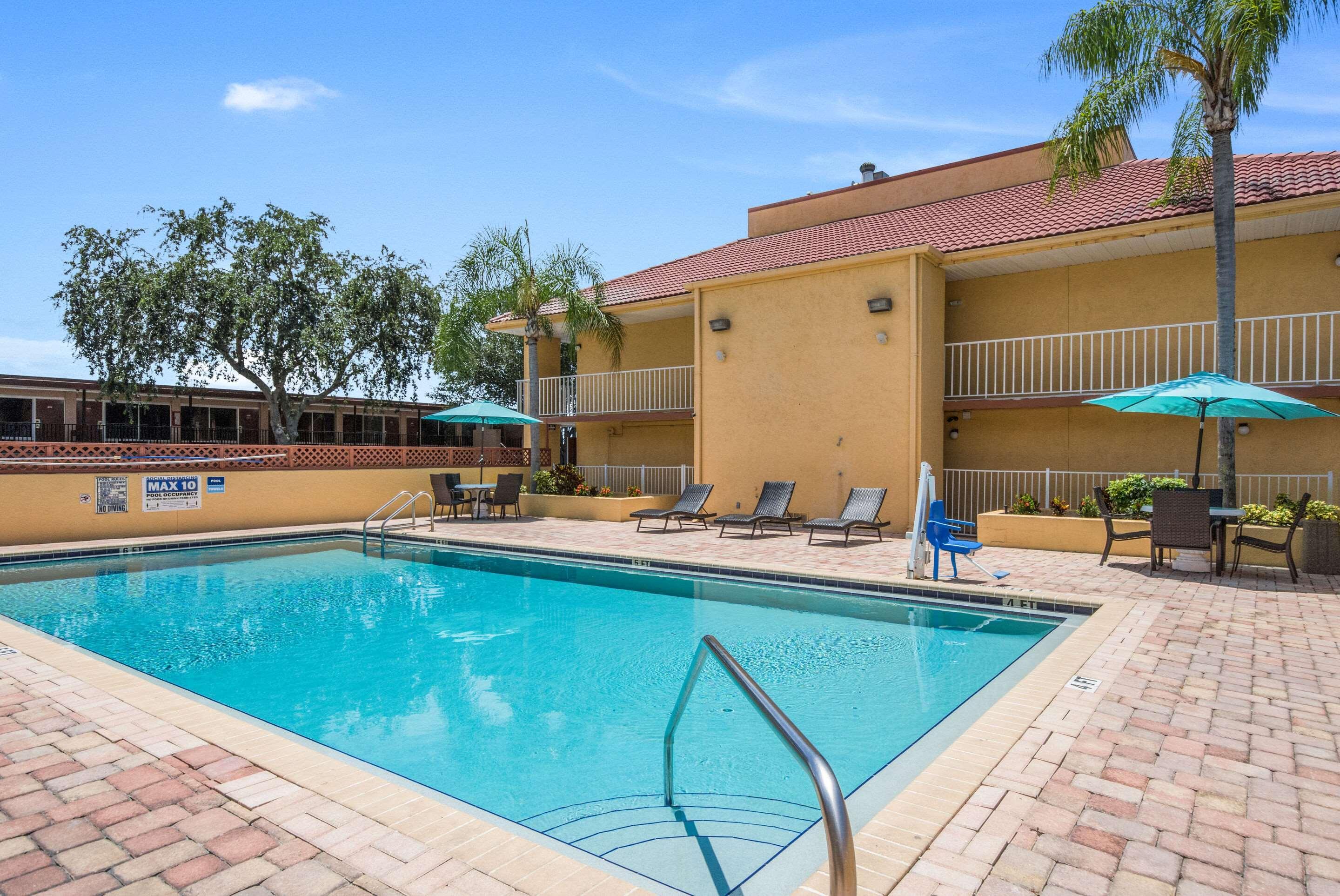 Rodeway Inn Port Richey North Bagian luar foto